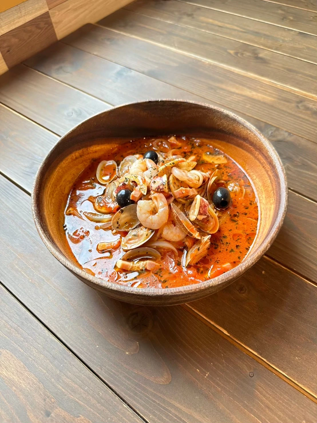 魚介をたっぷり使ったスパイシーなトマトスープパスタ