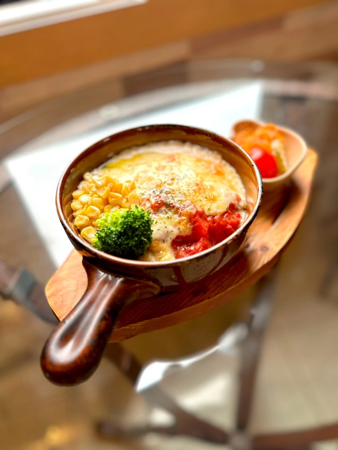 チーズをこんがり焼き上げたチキントマトドリア