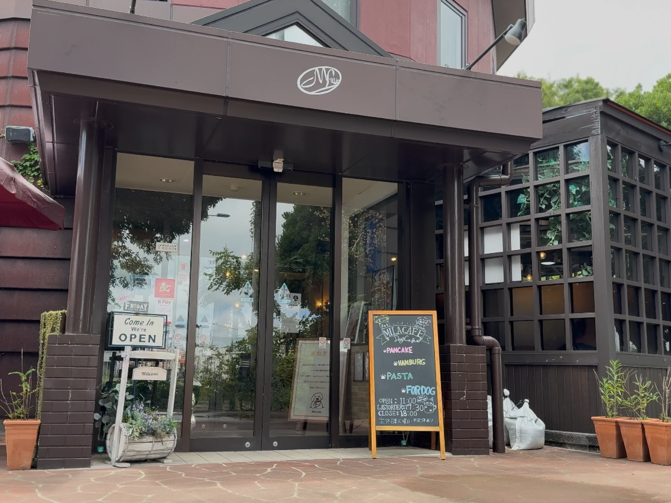 ミラカフェの店舗外観と入口